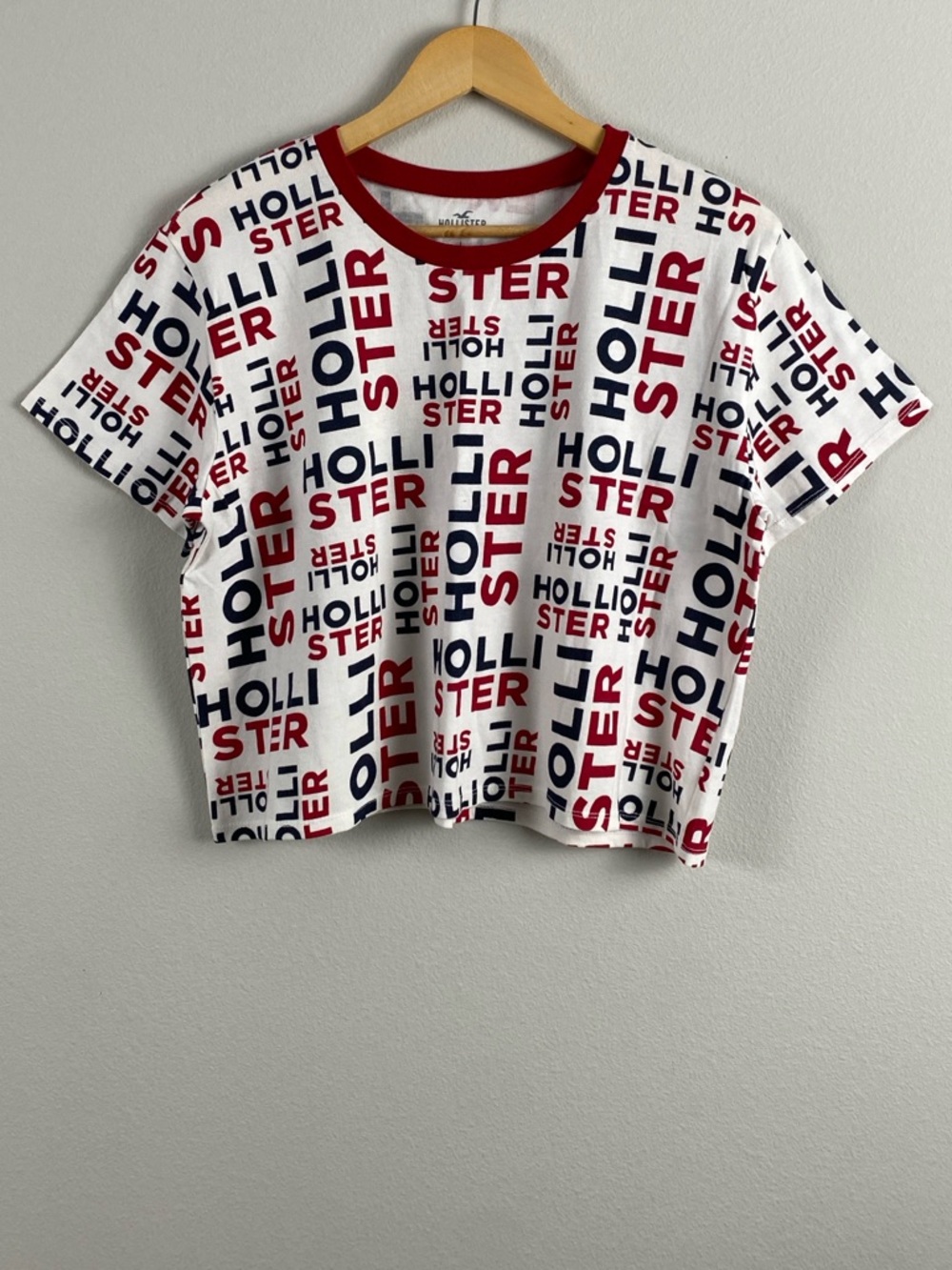 Hollister Graphic Logo Print Cropped Short Sleeve Tee | White/Red/Navy